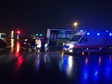 Halk Otobüsü İle Otomobil Çarpıştı Açıklaması 2'Si Çocuk 4 Yaralı