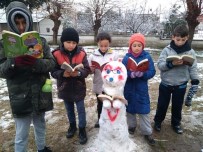 KARDAN ADAM - Kardan Adam Yapıp Başında Kitap Okudular