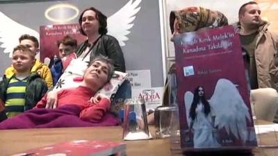 Tek Parmağıyla Yazdığı Kitabını İmzaladı