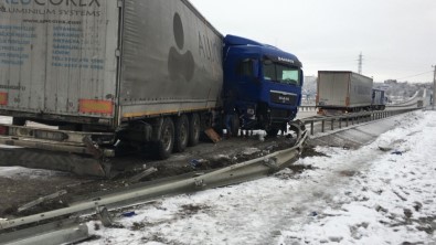 Tosya'da Kar Ve Sis Sonrası Maddi Hasarlı Trafik Kazası Meydana Geldi