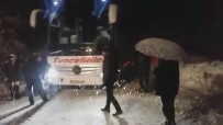 YOLCU OTOBÜSÜ - Tunceli'de Kar Yağışı Etkili Oldu, Mahsur Kalan Araçlar Kurtarıldı