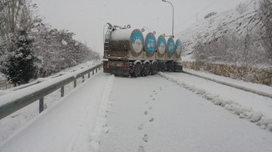 Uşak'ta Karda Kayan Süt Tankeri Yolu Kapattı