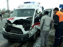 KERVANSARAY - Ambulansla Kamyonet Çarpıştı Açıklaması 2 Yaralı