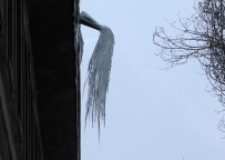 ÖLÜM TEHLİKESİ - Ardahan'da Buz Sarkıtları Tehlike Saçıyor