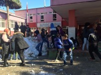 İŞİTME ENGELLİ - Belediye Başkanı Okullara Kamyon İle Kar Gönderdi