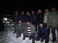 PALETLİ ARAÇ - Dağda Kardan Mahsur 10 Kişi Belediye Ekiplerince Kurtarıldı
