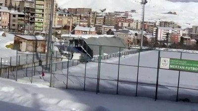 Hakkari'de Kar Nedeniyle Tribünün Çatısı Çöktü