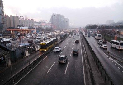 İstanbul'da Kar Yağışı Vatandaşları İş Çıkış Saatinde Yakaladı
