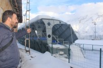 Karın Ağırlığına Dayanamayan Tribün Çatısı Çöktü