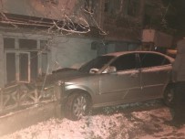 Kontrolden Çıkan Otomobil Evin Duvarına Çarptı