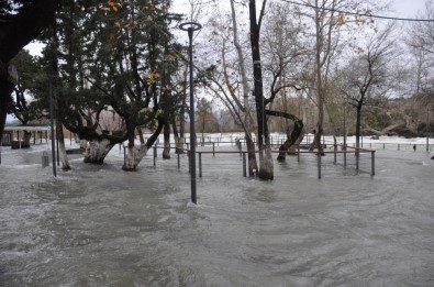 Manavgat Şelalesi'ndeki Tesisler Su Altında Kaldı