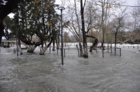 OYMAPıNAR - Manavgat Şelalesi'ndeki Tesisler Su Altında Kaldı