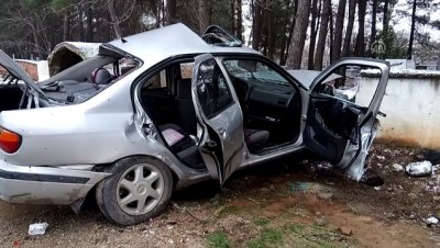 Mezarlık Duvarına Çarpan Otomobilinin Sürücüsü Öldü