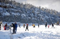 KARDAN ADAM - Silifke'nin Yüksek Kesimlerinde Kar Yağışı Etkili Oluyor