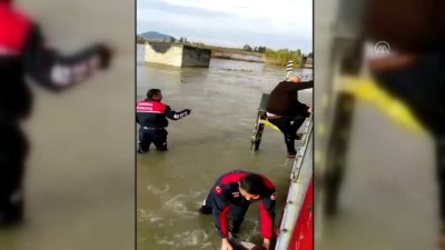 Suya Kapılan Araç Ve Şoförü Kurtarıldı