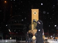 YABANCI TURİST - Taksim'de Kar Yağışını Gören Turistler Telefonlarına Sarıldı