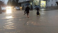 ARAÇ PLAKASI - Adıyaman'da Cadde Ve Sokakları Sel Suları Bastı