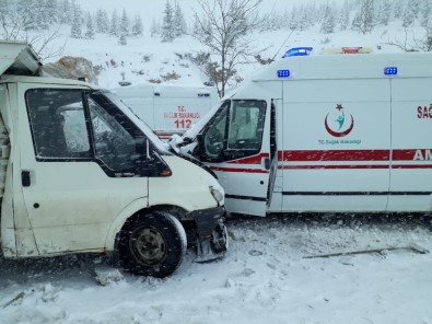 Ambulans İle Kamyonet Çarpıştı Açıklaması 4 Yaralı