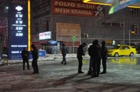 KAZIM KARABEKİR - Arabasını Tamir İçin Geldi, Yerden Seken Kurşunla Yaralandı