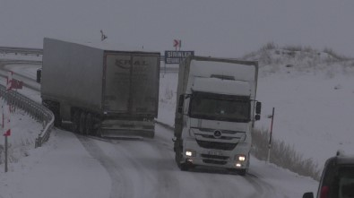 Ardahan'da Kar Ve Tipi Yolları Kapattı