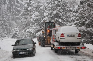 Edremit Belediyesi'nin Kar Mücadelesi Sürüyor