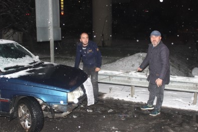 İstanbul'da Yağan Kar Sürücülere Zor, Gençlere Eğlenceli Anlar Yaşattı