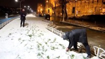 İstanbullular Kar Yağışının Keyfini Çıkardı