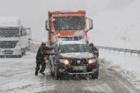 KAR LASTİĞİ - Kahramanmaraş'ta Kar Esareti