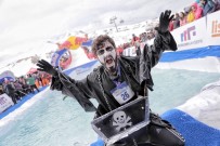 RED BULL - Kar Havuzunda Soğuğa Meydan Okuyacaklar