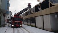 ÇÖKME TEHLİKESİ - Karasu'da Kardan Kebapçının Çatısı Çöktü