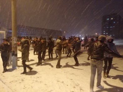 Konya'da Üniversite Öğrencileri Kar Altında Halay Çekti, Kar Topu Savaşı Yaptı