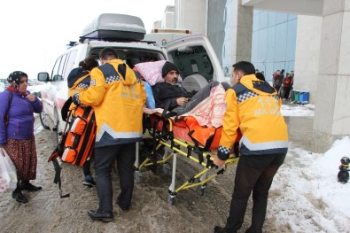 Köy Yolu Kardan Kapanınca Hastanın Yardımına Paletli Ambulans Yetişti