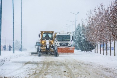Meram'da Ekiplerir Kar Mesaisi Sürüyor