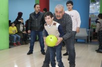 KARNE HEDİYESİ - Özel Çocuklar İlk Kez Bowling Oynadı