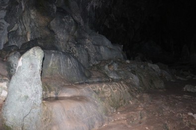 12 Bin Yıllık Mağaranın Duvarlarını Tahrip Ettiler