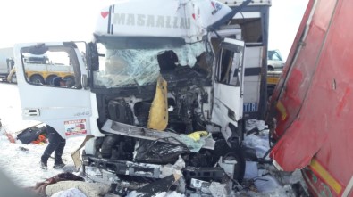 2 Tır Birbiriyle Çarpıştı Açıklaması1 Yaralı