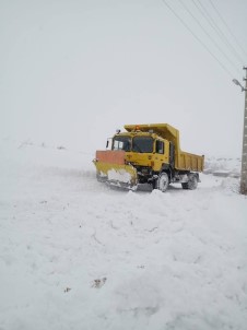 Ağrı'da Kapanan Köy Yollarında Hummalı Karla Mücadele Çalışması