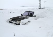 ARDAHAN BELEDIYESI - Ardahan'da Araçlar Tipi Nedeniyle Karda Kayboldu
