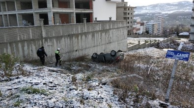 Buz Tutan Yolda Otomobiliyle Şarampole Yuvarlanan Kadın Öğretmen Ölümden Döndü