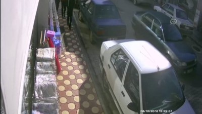 Evin Deposuna Giren Hırsızlar Güvenlik Kamerasına Yakalandı