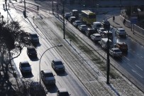 Güne Karla Uyanan Gaziantep'te Yollar Buz Pistine Döndü
