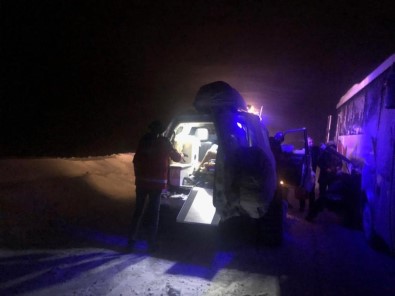 Kar Ve Tipi De Midibüste Mahsur Kalan  25 Yolcu Kurtarıldı
