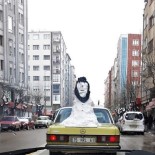 Kardan Adamlı Otomobil Trafikte İlgi Odağı Oldu