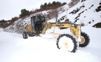 ERDOĞAN KANYıLMAZ - Karlı Yolları Açtı, Operatörlere Tatlı İkram Etti