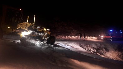 Mersin'de Belediye Ekipleri, Karla Kapanan Yolları Açmak İçin 24 Saat Esasına Göre Çalışıyor