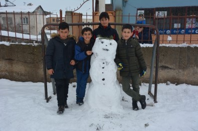 Tercan'da Çocukların Kardan Adam Keyfi