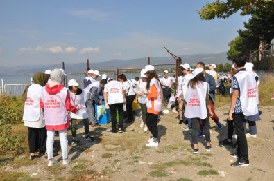 Çocuklar İznik Sahilini Temizledi