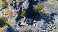 ARKEOLOJİK KAZI - Defineciler Kazmıştı, Resmi Kazıda 2 Bin 800 Yıllık Buluntulara Ulaşıldı