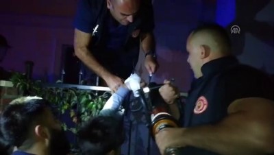 Eline saplanan korkulukla hastaneye kaldırıldı