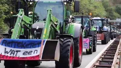 Hollanda'da Çiftçilerden Hükümetin Tarım Politikasına Protesto
